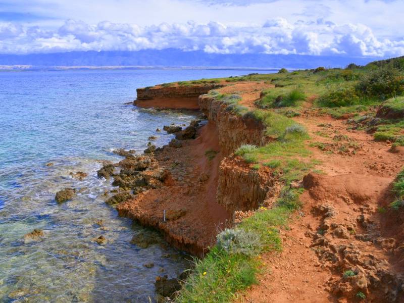 Czerwony Kamień na wyspie Vir: Spektakularne klify i tajemnice Morza Adriatyckiego